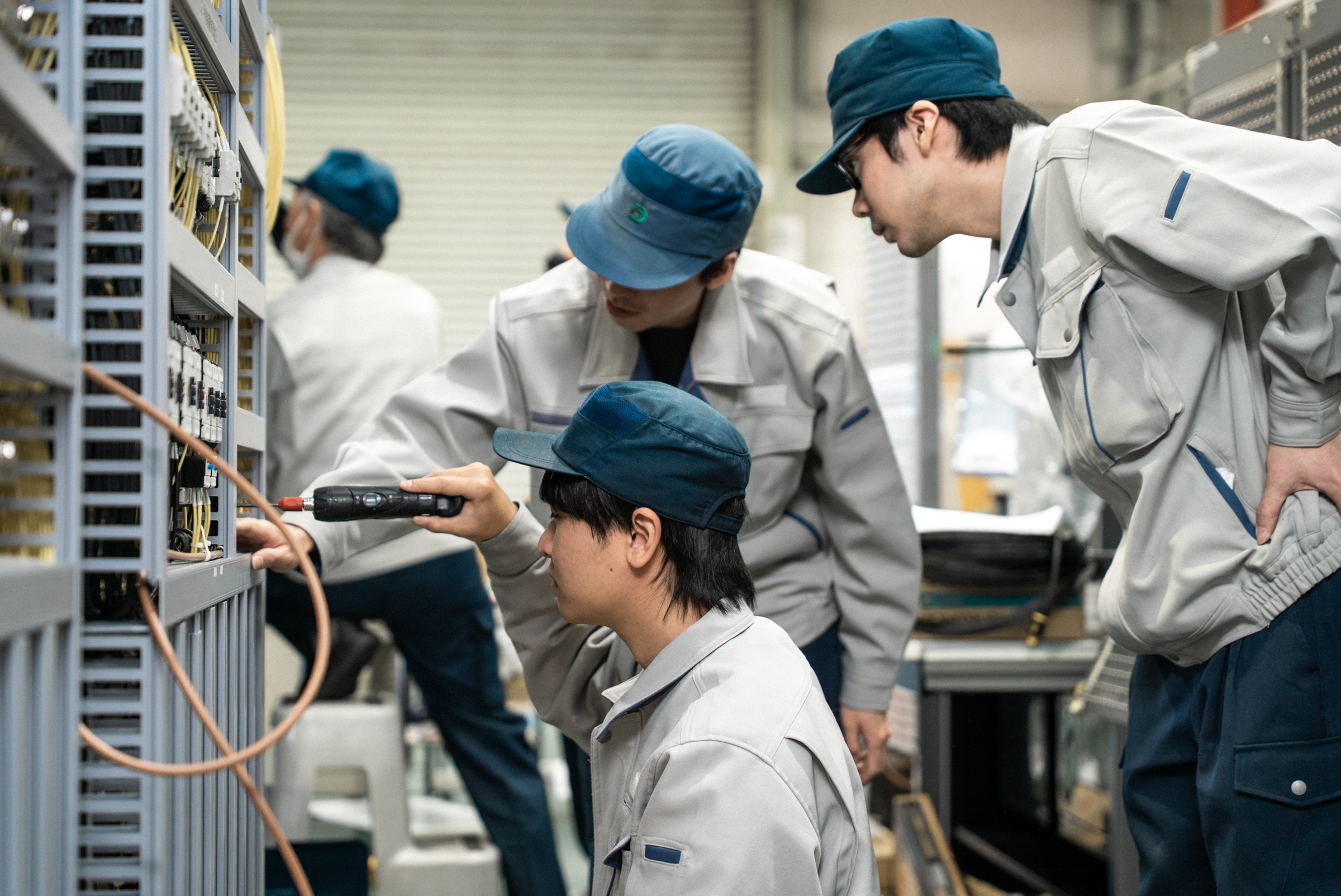 技術者たちが議論する様子